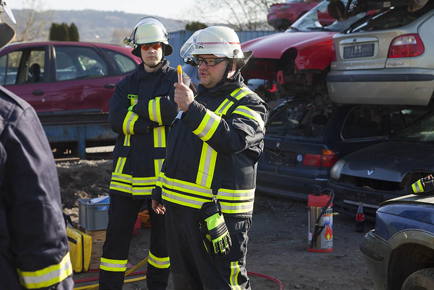 Wehrfhrer Christian Merkelbach (rechts) gibt eine Einfhrung und erklrt was die aufzubringenden Farbmarkierungen auf dem Auto bedeuten. Fotos: Wolfgang Tischler