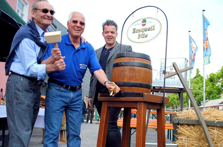 Gemeinsamer Fassanstich: (von links) Andr Toulouse, Brgermeister von Roissy-en-France, und der Hammer Ortsbrgermeister Bernd Niederhausen sowie Ingo Rolland von der Erzquell-Brauerei. (Foto: kk) 