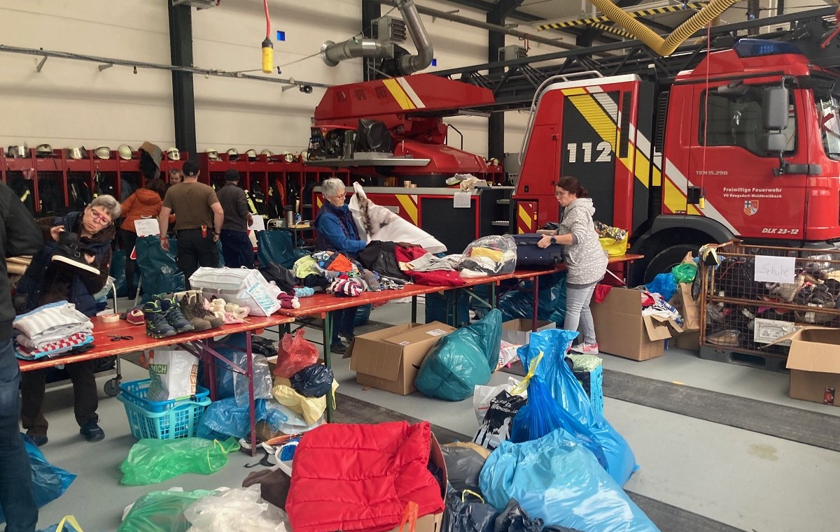 Die freiwilligen Helfer beim Sortieren und Verpacken der Kleiderspenden. (Foto: Feuerwehr Rengsdorf)