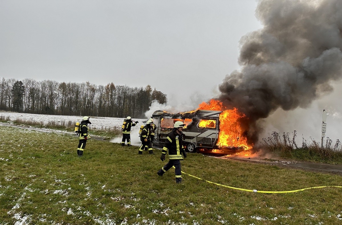 Das Wohnmobil brannte komplett aus. (Fotos: Feuerwehr VG Westerburg)