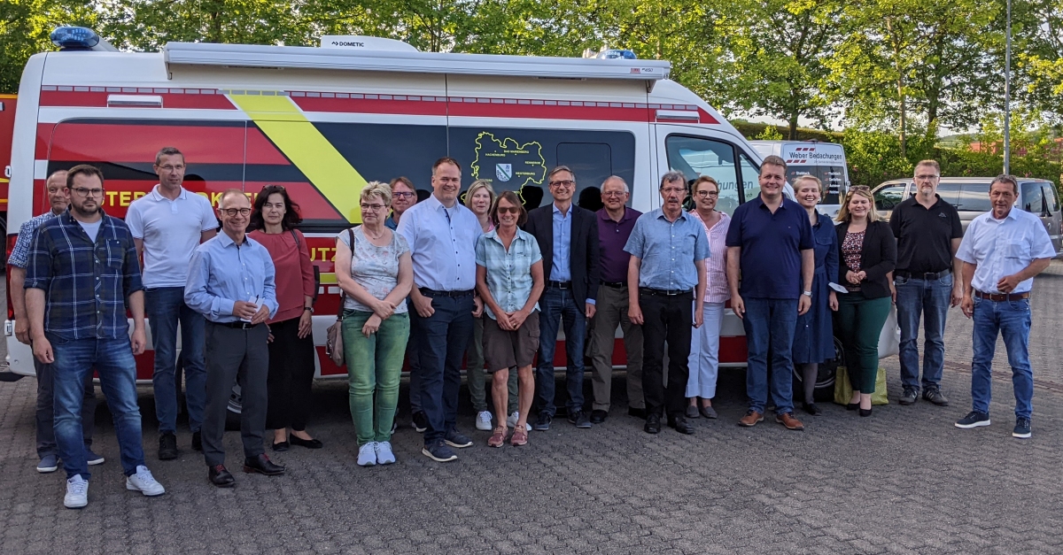 Gesprchsteilnehmer und CDU-Kreistagsfraktion dokumentierten den Besuch mit einem gemeinsamen Bild vor dem Einsatzleitfahrzeug des Westerwaldkreises. (Foto: CDU)