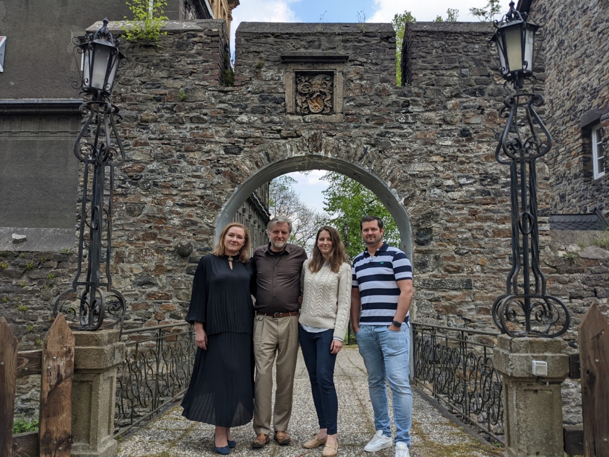 Schloss-Eigentmer und Veranstalter bei der Vorstellung des Programms (von links): Margarete, Peter und Petra Sausmikat sowie Tobias Link von "My Dear Captain". (Foto: ddp)