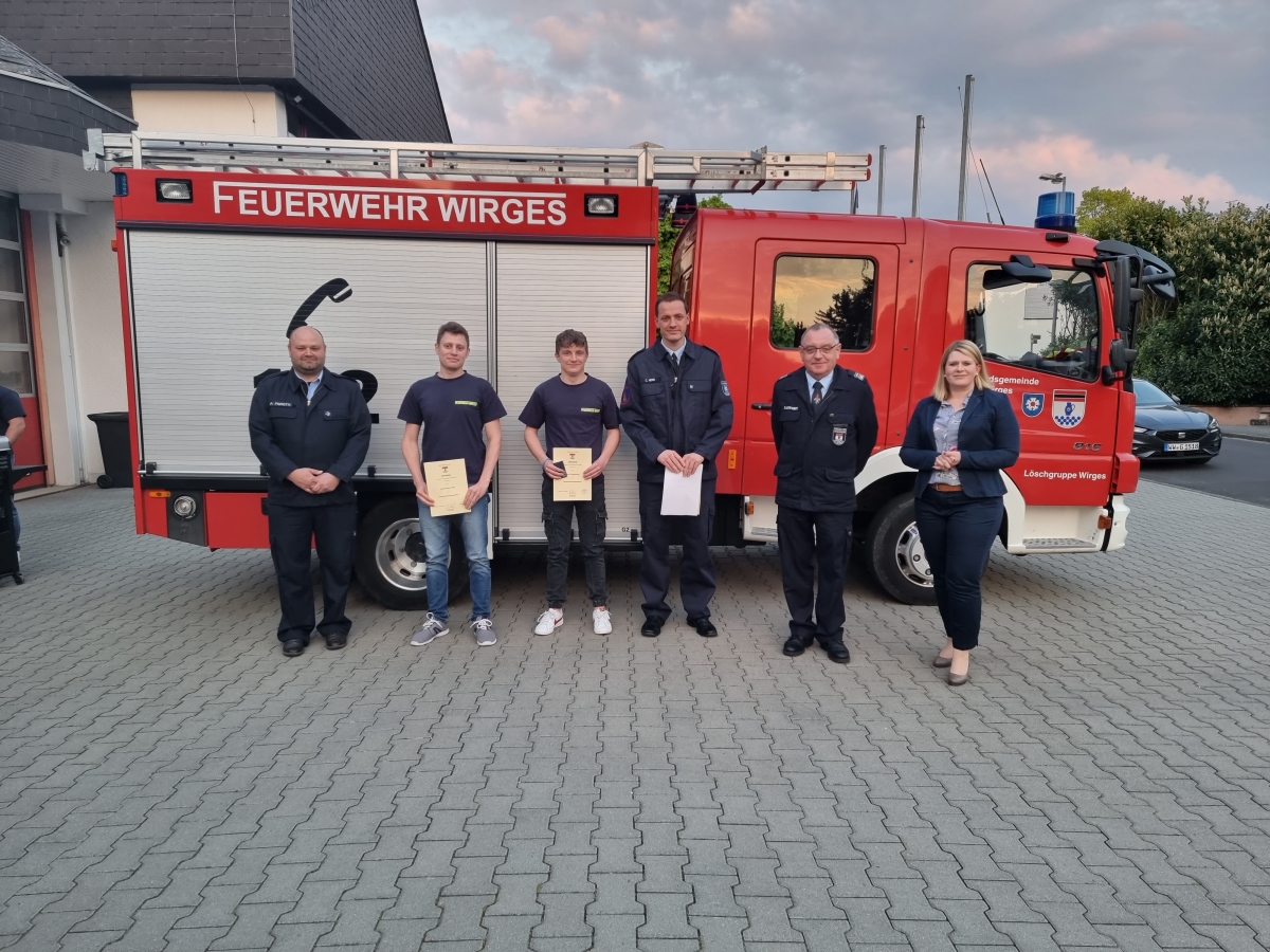 Von rechts: Brgermeisterin Alexandra Marzi, Wehrleiter Thomas Schenk-Huberty, stellv. WF. Christian Henn, Leon Prangenberg, Andrei Filote, Wehfhrer Patric Pignotti (Fotos: Freiwillige Feuerwehr VG Wirges)
