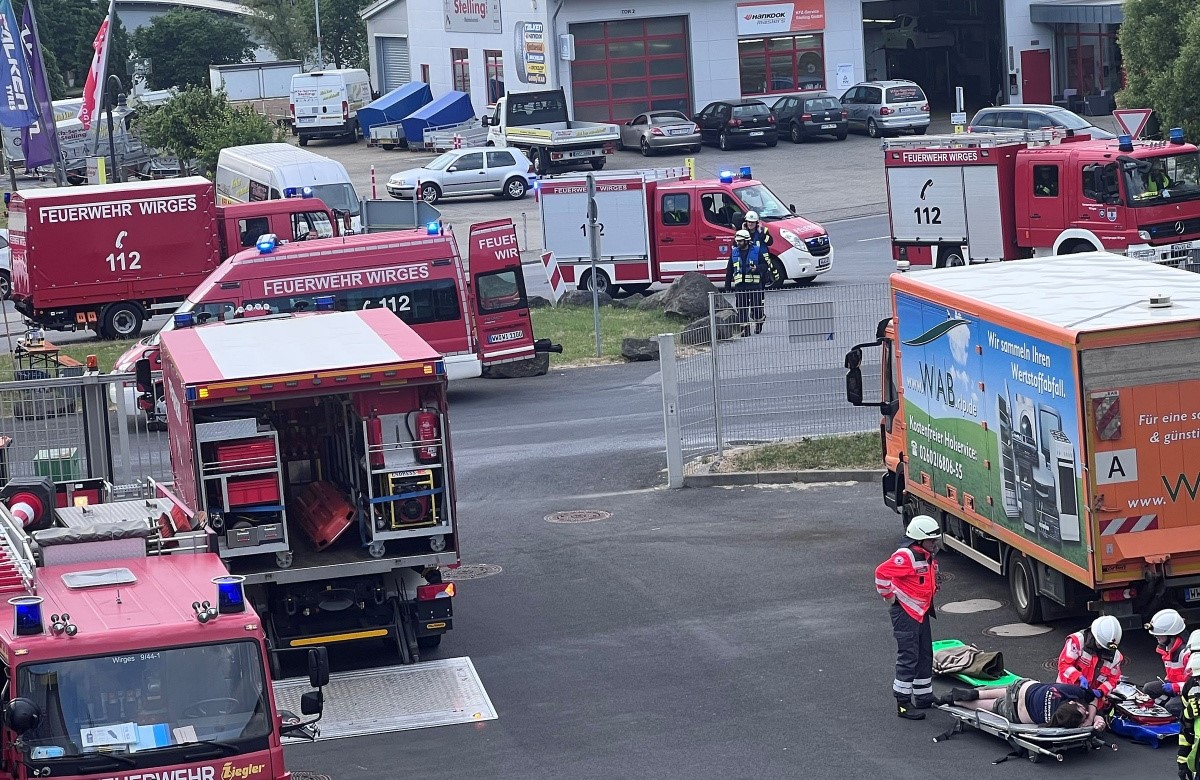 bung beim WAB verlangte Groaufgebaut an Einsatz- und Rettungskrften. (Fotos: Thomas Huberty / VG Wirges)