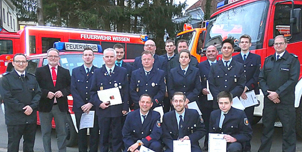 Die geehrten und befrderten aktiven Feuerwehrleute der Verbandsgemeinde Wissen. (Foto: GRI)