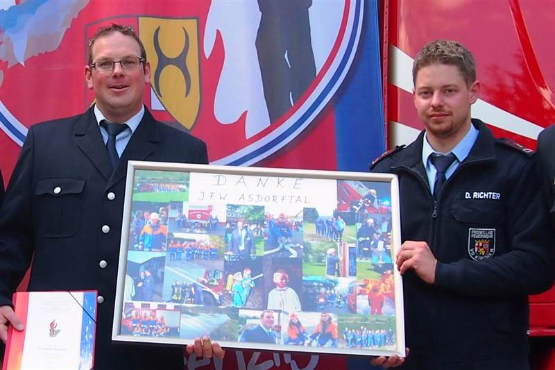 Zwei, die fr die Leistungsfhigkeit der Jugendfeuerwehr stehen: Christian Baldus, der ehemalige Kreisjugendfeuerwehrwart (links), und Daniel Richter von der Jugendfeuerwehr Asdorftal, die ihr 15jhriges Bestehen im Rahmen des Kreisjugendfeuerwehrzeltlagers in Niederfischbach feierte. Foto: Daniel Pirker