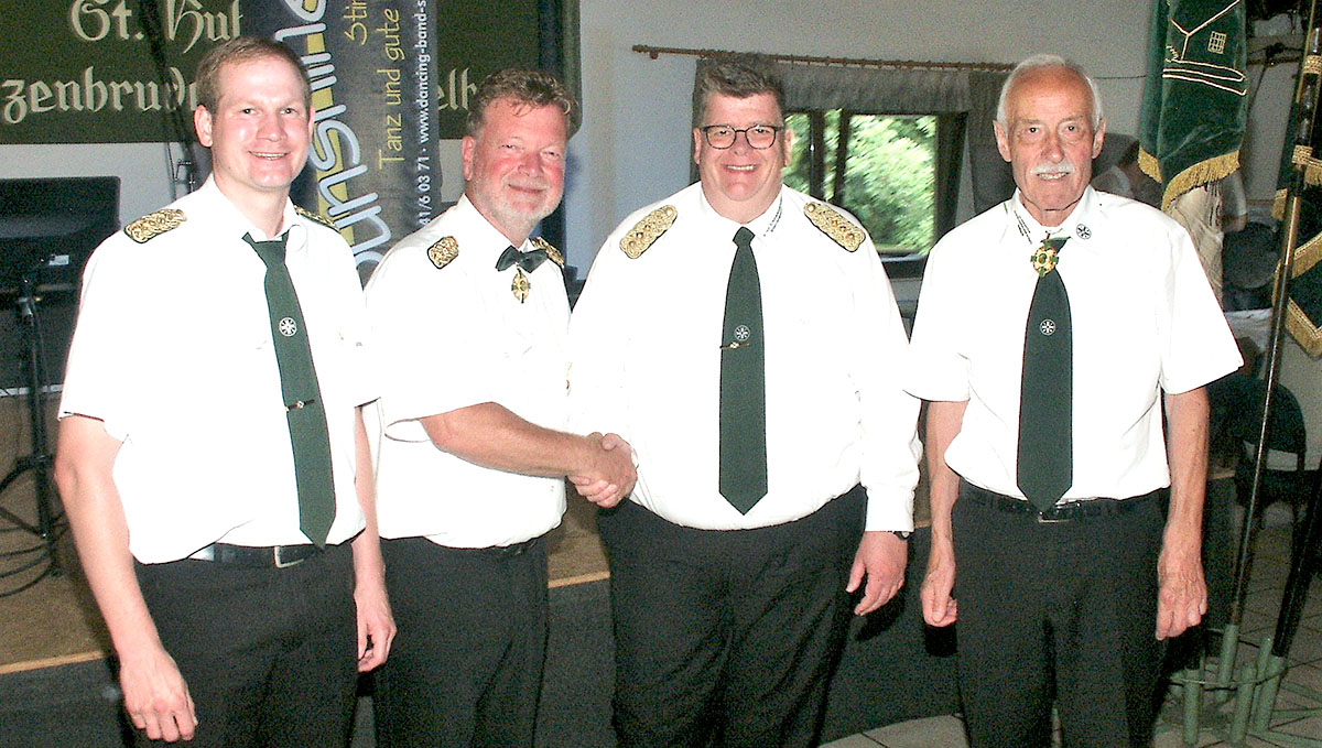 Jrg Gehrmann (3. v. l.) erhlt Gratulationen von Florian Jung (1. v. l.), Tobias Ktting (2. v. l.) und Hubert Kemper (4. v. l.). (Foto: Bernhard Theis)