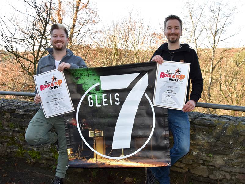 Manuel Urwald (links) und Andreas Nentwig von der Band Gleis7" freuen sich ber ihren Erfolg in der Kategorie Bester Alternative-Song.  (Foto: Gleis7")