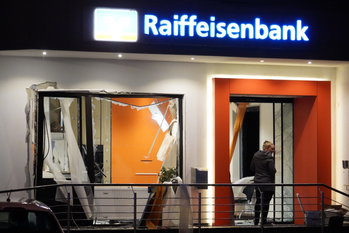 Durch unbekannte Täter wurde der Geldautomat gesprengt. (Fotos: Uwe Schumann)