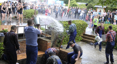 Ein schner Brauch ist es, vor der Kirmes den Gangolfusbrunnen von den Kirmesburschen zu leeren. Dabei wird das Wasser auf das umstehende Publikum verteilt. (Foto: kdh)