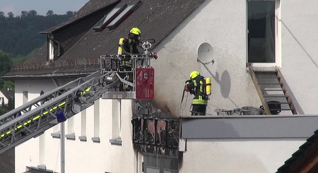 In Westerburg ist das Flachdach eines Garagen-Anbaus eines Wohnhauses in Brand geraten. 35 Einsatzkräften der Wehren aus Westerburg und Umgebung sorgten dafür, dass der Brand schnell gelöscht war. (Foto: Ralf Steube)
