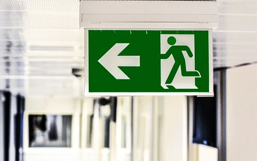 Gut gekennzeichnete Fluchtwege sind das A und O des Arbeitsschutzes. Sie ebnen den Weg in Notfllen. Foto Quelle: pixabay.com / <a href=https://pixabay.com/de/users/monicore-1499084/ target=_blank rel=nofollow>monicore</a>
