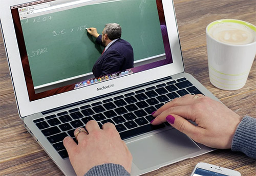 Seminare finden schon lange auch virtuell statt. Selbst Schulunterricht ist als hybride Veranstaltung mglich. Foto Quelle: pixabay.com / <a href=https://pixabay.com/de/users/tumisu-148124/ target=_blank rel=nofollow>tumisu</a>
