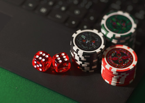 Foto Quelle: <a href=https://pixabay.com/de/photos/w%C3%BCrfel-chips-online-gl%C3%BCcksspiel-5012425/ target=_blank rel=nofollow>pixabay.com</a>
