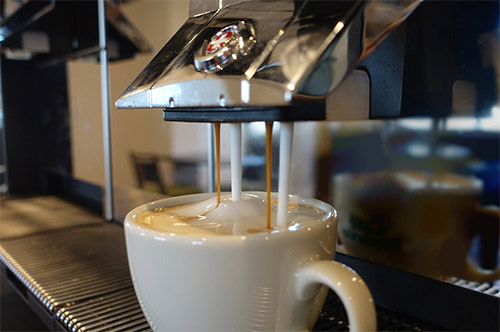 Kaffeegenuss: Lohnt sich eine Siebträgermaschine im privaten Haushalt?