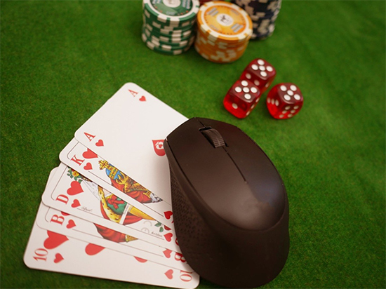 Im Internet zocken viele Deutsche in virtuellen Casinos Glcksspiele. Bisher war die rechtliche Lage zerfahren, doch dies knnte sich bald ndern. Bildquelle: <a href=https://pixabay.com/de/photos/online-poker-karten-chips-wrfel-4518186/ target=_blank>besteonlinecasinos / pixabay.com</a>