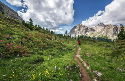 Sdtirol bietet Ihnen unvergessliche Erlebnisse und Momente der Erholung. Foto Quelle: <a href=https://www.pexels.com/de-de/ target=_blank rel=nofollow>Pexels</a>  <a href=https://www.pexels.com/de-de/foto/person-die-auf-hugel-erwacht-554609/ target=_blank rel=nofollow>Krivec Ales</a> CCO Public Domain