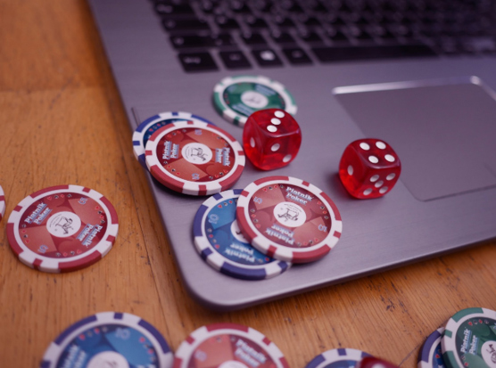 Es ist bequem von zu Hause am heimischen Computer Casinospiele zu spielen. Mit moderner Technik versuchen die Anbieter das Spielerlebnis immer realistischer zu gestalten. Pixabay  besteonlinecasinos (CC0 Public Domain)