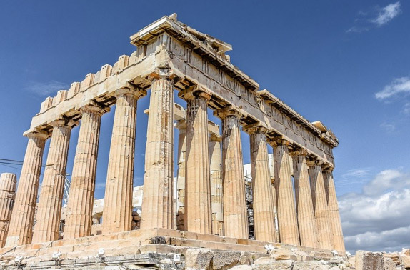 Die Akropolis in Athen ist schon aus weiter Ferne sichtbar. Wer sich das Gebäude in Ruhe ansehen möchte, findet die beste Gelegenheit dazu außerhalb der Hauptsaison an einem Tag unter der Woche. <a href=http://www.pixabay.com/ target=_blank>Pixabay.com</a> © <a href=https://pixabay.com/de/photos/akropolis-athen-griechenland-antike-2725910/ target=_blank rel=nofollow>anestiev</a> CCO Public Domain 
