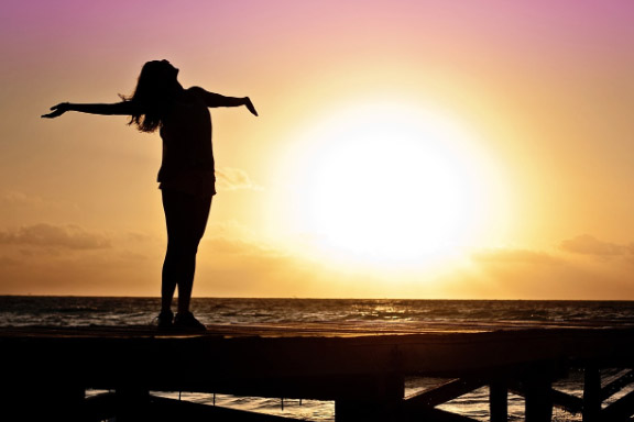 Foto Quelle: <a href=https://pixabay.com/photos/woman-girl-freedom-happy-sun-591576/ target=_blank rel=nofollow>pixabay.com</a>