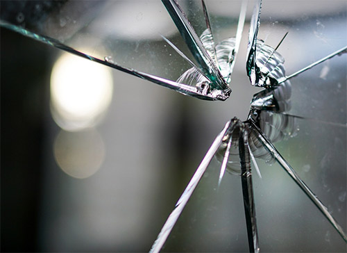 Foto Quelle: <a href=https://pixabay.com/photos/glass-pane-glass-broken-splintered-1497227/ target=_blank rel=nofollow>pixabay.com</a>