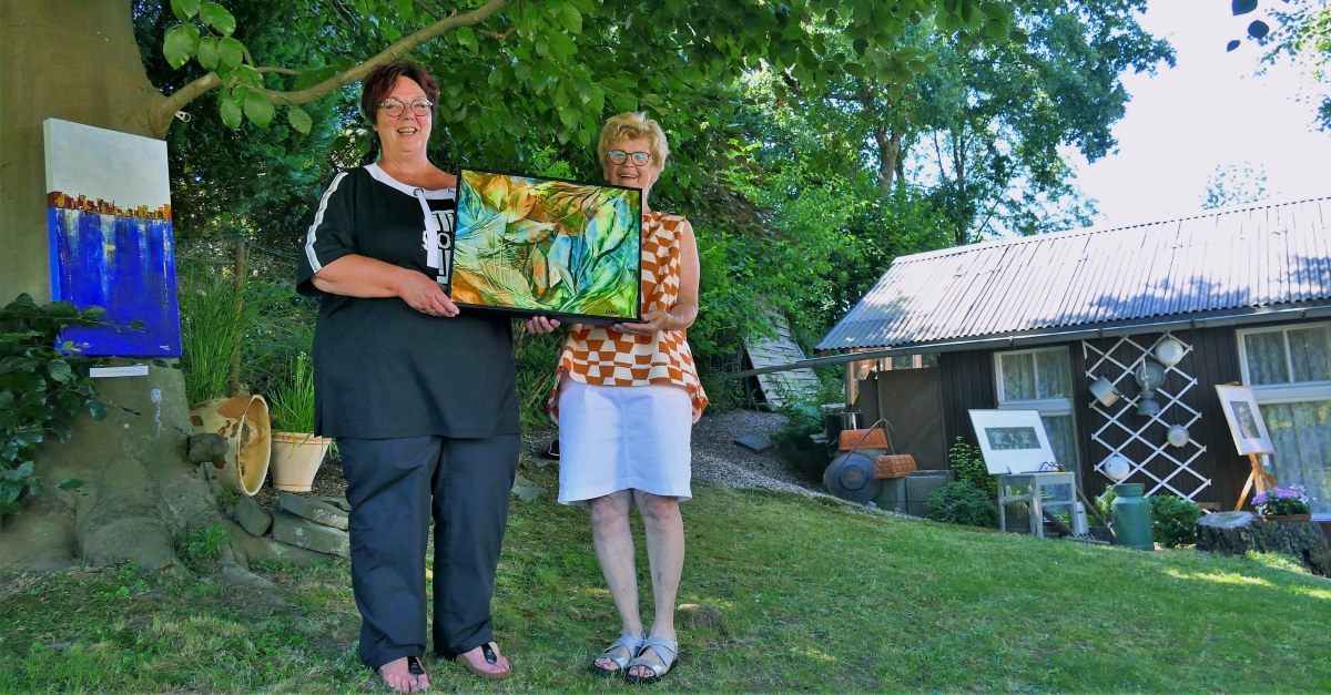 Links Knstlerin Petra Althof-Heumann und Gartenbesitzerin Evi Nolden. (Foto: Gaby Wertebach)