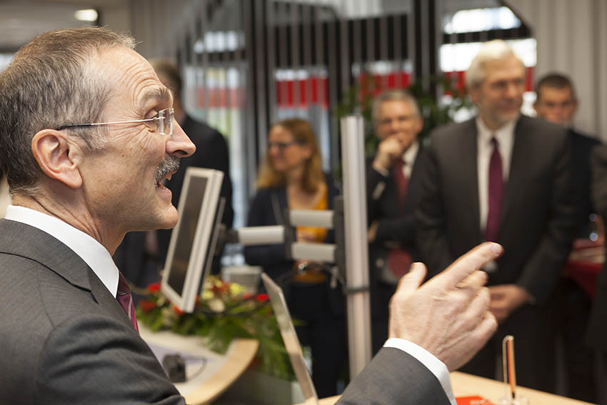 Vorstandssprecher Dr. Hermann-Josef Richard begrt zur Erffnung Gste aus Politik und Wirtschaft. Fotos: Wolfgang Tischler