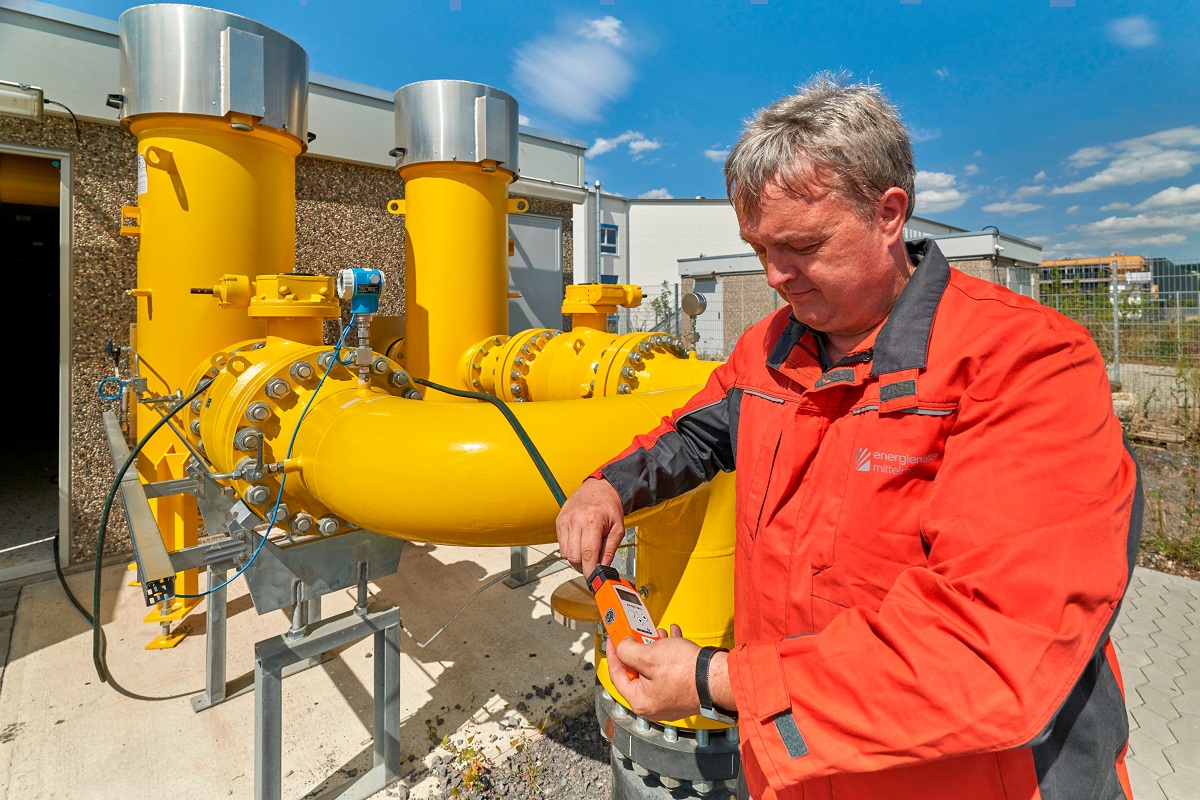 Helmut Knig von der Energienetze Mittelrhein kontrollierte an der neuen Gasstation in Remagen-Kripp, ob das H-Gas bereits in den Leitungen vor Ort angekommen ist. (Foto: Sascha Ditscher/evm)