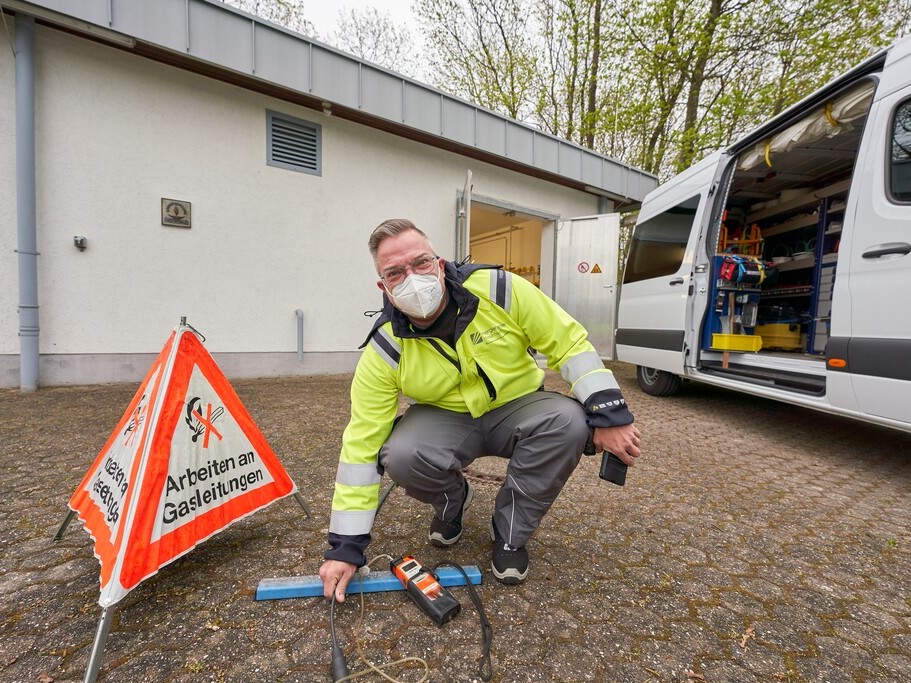 Kontrollmessung: Holger Bux von der enm prft anhand des Methangehalts, ob das H-Gas bereits durch die Leitung strmt. (Foto: Marcelo Peerenboom/evm)
