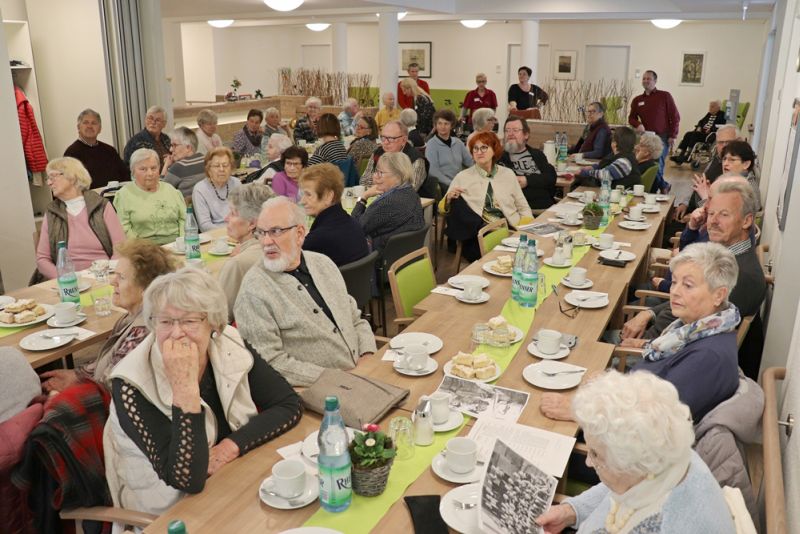 Rund 90 Senioren trafen sich, um bei Kaffee und Kuchen anhand von vielen Bildern in alten Geschichten zu schwelgen. Foto: privat