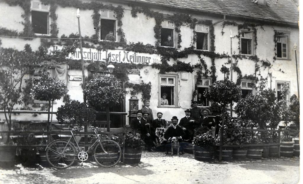 Das Schwerpunktthema der Wller Heimat 2022 lautet Wller Gastlichkeit. Titel des Fotos: Gasthaus Meilinger 1904. Foto: Landschaftsmuseum Westerwald