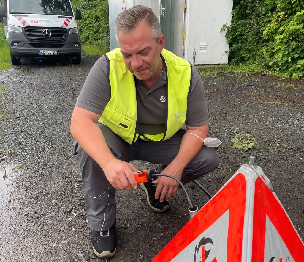 Kontrollmessung in Herschbach: Holger Bux von der enm prft anhand des Methangehalts, ob das H-Gas bereits an der Station an der Forststrae eingetroffen ist. Foto: Marcelo Peerenboom/evm