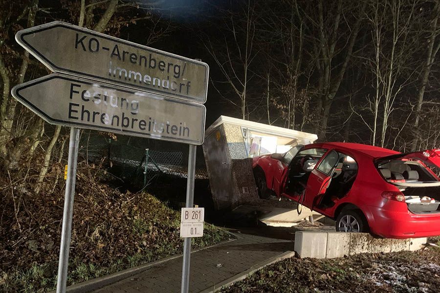 Trotz Schutzmuerchen landet der PKW im Gasverteilerhuschen. Foto: Freiwillige Feuerwehr Neuhusel