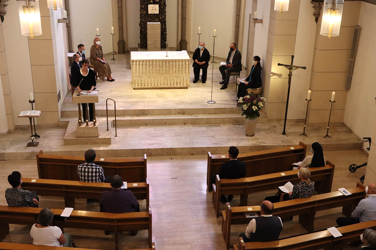 Die Geschftsfhrung der Marienhaus-Gruppe und die Waldbreitbacher Franziskanerinnen hatten zum Dank-Gedenk Gottesdienst in die Mutterhauskirche eingeladen. Fotonachweis: Andrea Schulze