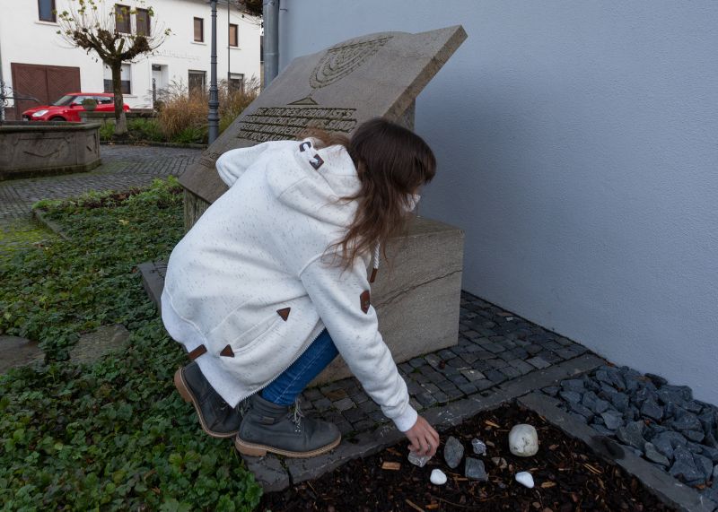 Schler und Schlerinnen der IGS legen Steine zum Gedenken an die Reichspogromnacht nieder. Fotos: media-schneider