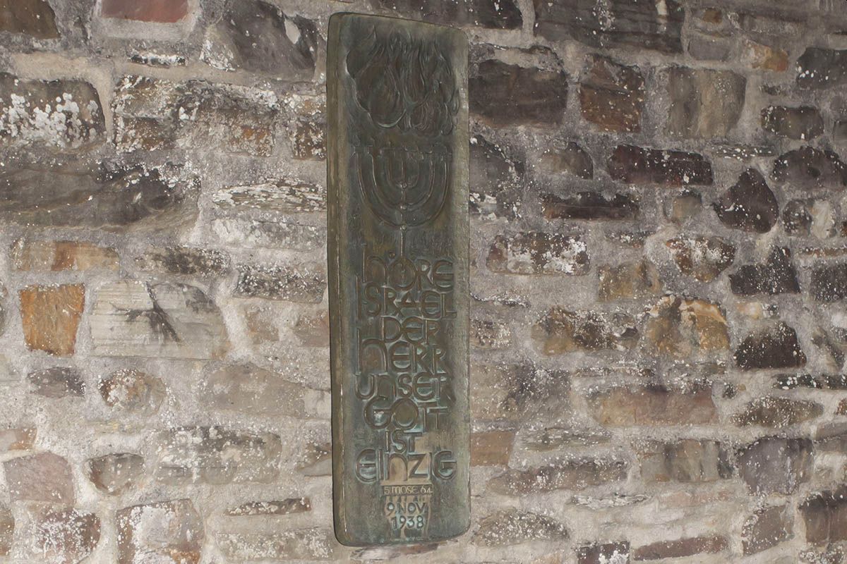 Feierstunde: Gedenktafel am Ort der Synagoge