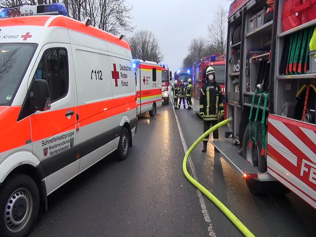 LKW-Zug verliert unbekannte Flssigkeit - Groeinsatz fr Feuerwehren