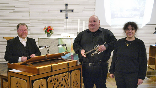 Bestritten ein kontratsreiches Konzert: (von rechts) Susanne Schawaller an der Weigleorgel, Dietmar Wengenroth an der Hoch-B-Trompete und Dekanatskantor Jens Schawaller. (Foto: Veranstalter) 