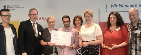 Das Foto zeigt (v.li.) Abdul Mosawar Shabazi (Afghanistan), MdB Erwin Rddel, Diplom-Sozialarbeiterin Stefanie Breiderhoff, Omran Murad (Syrien), Flchtlingshelferin Luise Klzer, Bundesfamilienministerin Dr. Franziska Giffey, Flchtlingshelferin Kerstin Seifner und Flchtlingshelfer Jens Heiner. (Foto: Veranstalter) 