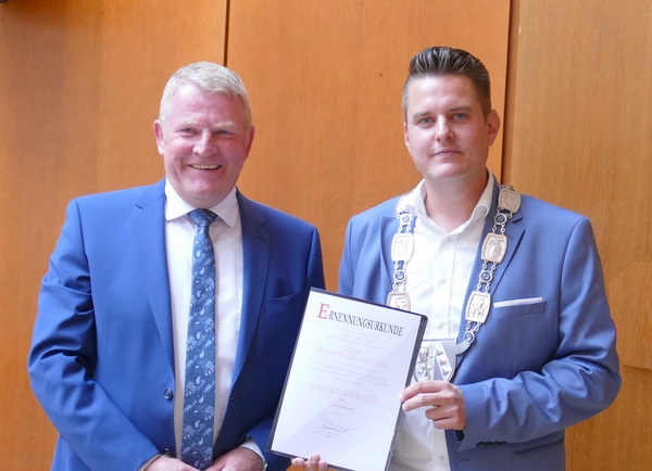 Der neue Betzdorfer Stadtbrgermeister Benjamin Geldsetzer(rechts) und Vorgnger Bernd Brato. (Foto: ma)