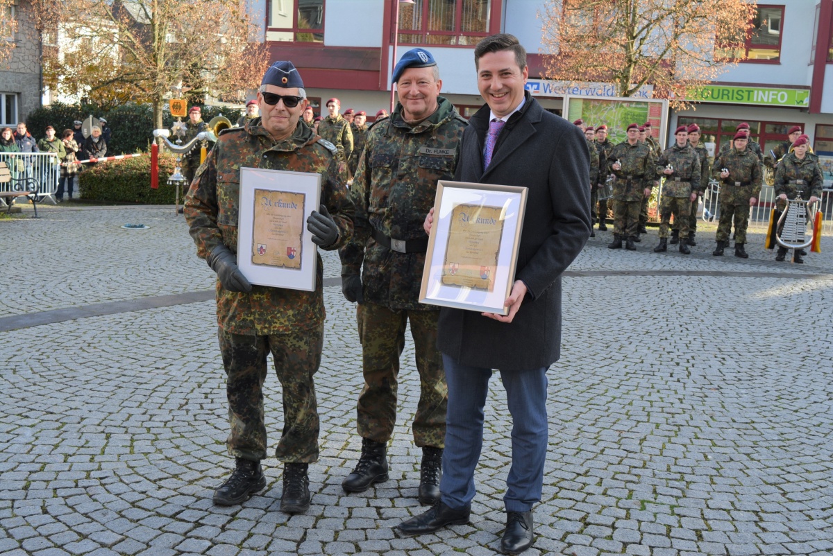 berreichung der Patenschaftsurkunden (v.l.): Oberstarzt Dr. Marcus Nlle, Oberstarzt Dr. Sven Funke, Stadtbrgermeister Janik Pape. (Fotos: Wolfgang Rabsch)