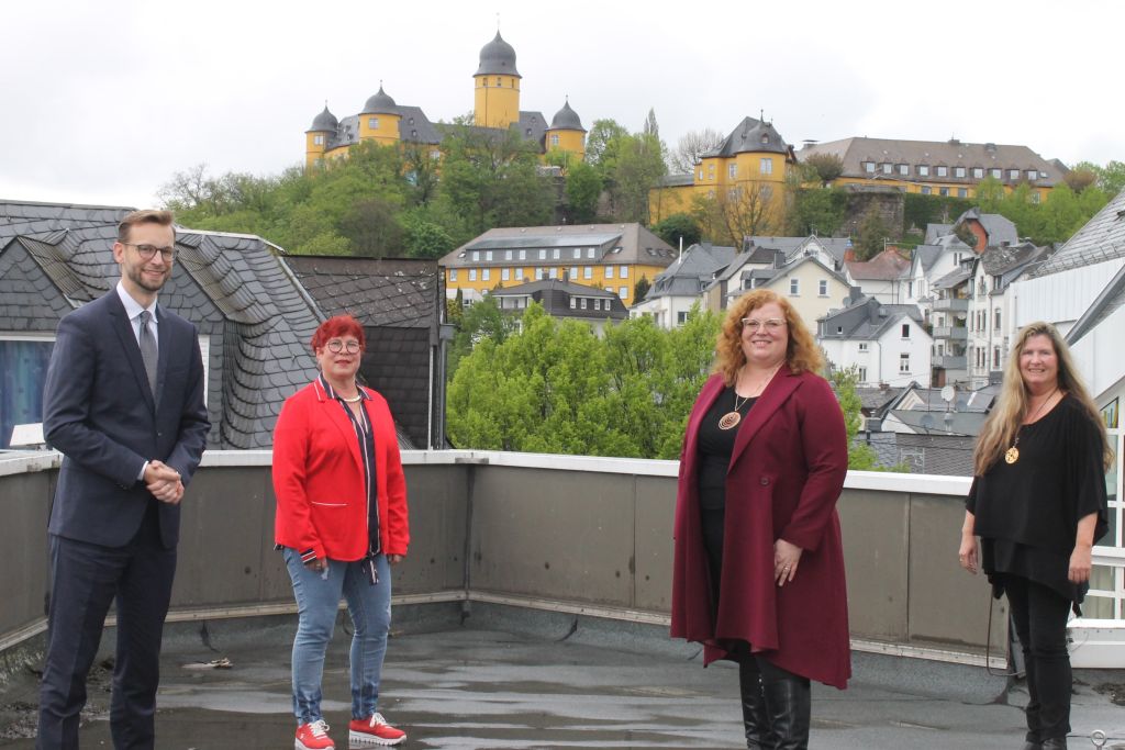 Bei der Unterzeichnung des Kooperationsvertrags Gemeindeschwester plus dabei waren (v.l.) Brgermeister Ulrich Richter-Hopprich und die Generationsbeauftragte Judith Glser von der VG Montabaur sowie Caritasdirektorin Stefanie Krones und Abteilungsleiterin Claudia Brockers auf Seiten des Caritasverbandes. Foto: VG Montabaur 