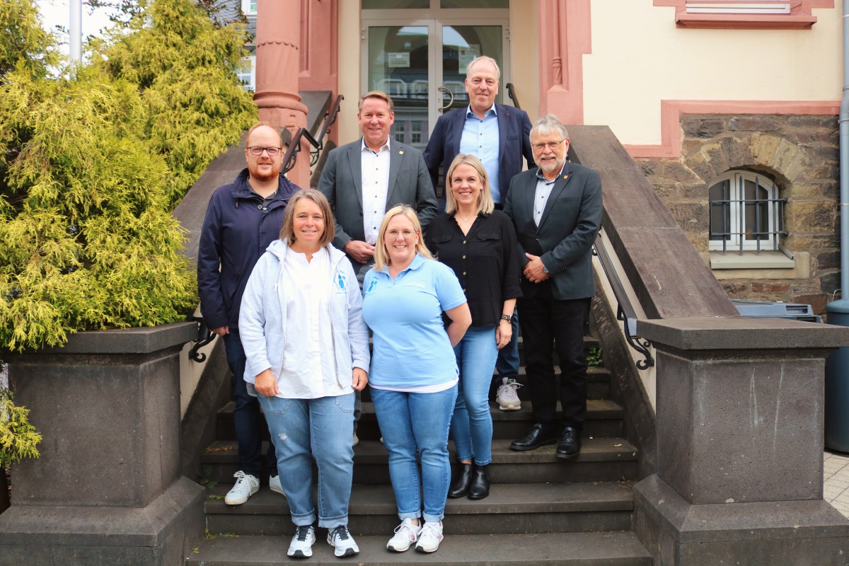 Brbel Hellinghausen (vorne links) und Andrea Keler (vorne rechts) wurden von den Brgermeistern Andreas Hundhausen (links), Joachim Brenner (zweiter von links) und Helmut Sthn (rechts) im Beisein der Projektverantwortlichen Michaela Sandweg und Michael Becher am Betzdorfer Rathaus willkommen geheien. (Foto: Klaus Hinkel/Verbandsgemeindeverwaltung Kirchen (Sieg))