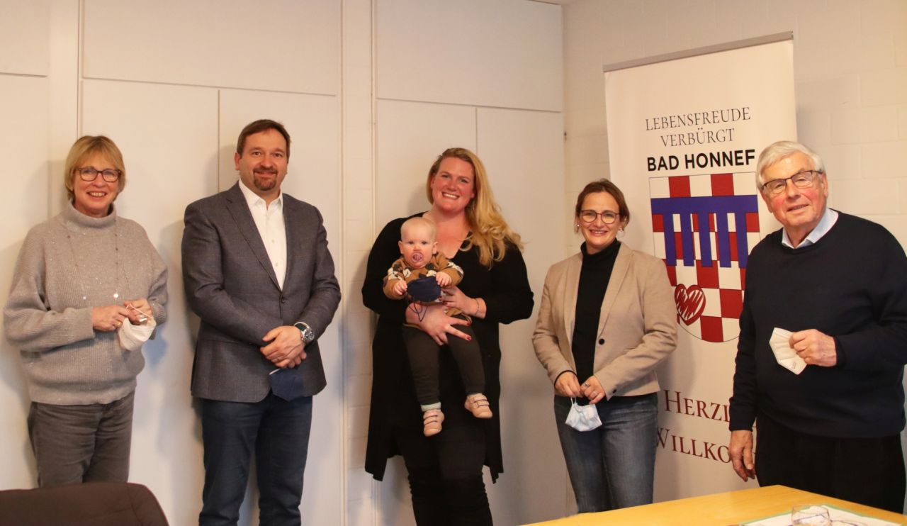 Setzen sich aktiv fr die Aktion "Gemeinsam statt einsam" in Bad Honnef ein - v. l.: Susanne Langguth (Seniorenvertretung), Erster Beigeordneter Holger Heuser, Laura Solzbacher (Bndnis fr Familie) mit Lena, Nadine Batzella (Fachdienst Soziales und Asyl) und Dr. Hans-Christoph Anders (Seniorenvertretung). Fotos: privat