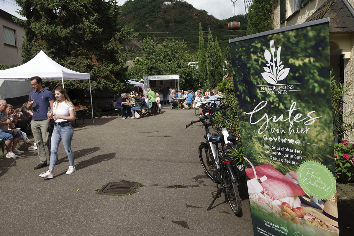 Genuss mit Kse, Wein und Wurst bei bestem Wetter in Leutesdorf