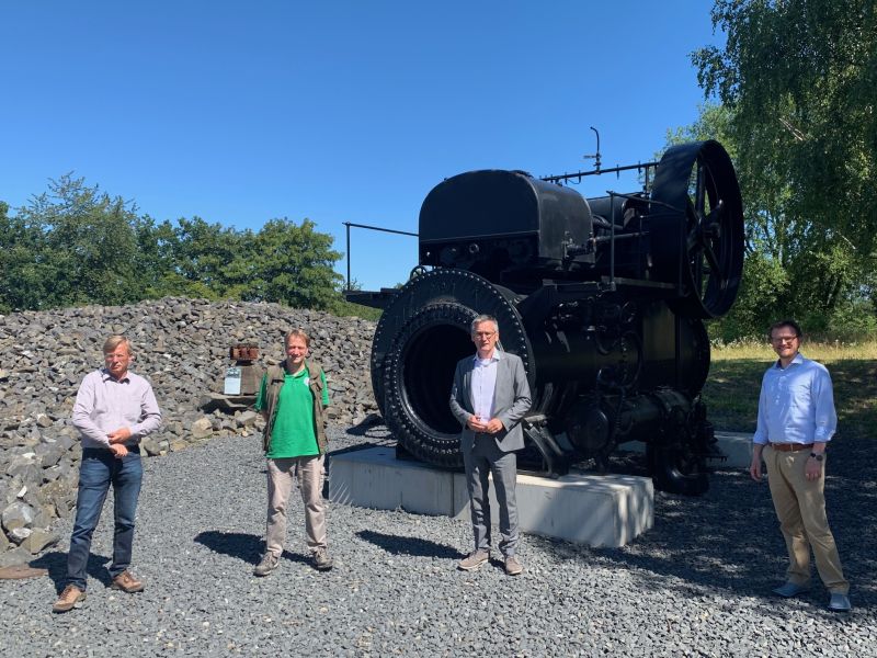 MdL Hendrik Hering suchte das Gesprch mit den Vertretern des Geoparks Michael Volkwein und Philipp Borchard und dem Geschftsfhrer des Stffelparks Martin Rudolph. Fotos: privat