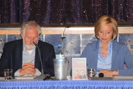 Petra Gerster und Christian Nrnberger stellen ihr neustes Buch Die Meinungsmaschine vor. (Foto: Pressestelle der Kreisverwaltung)