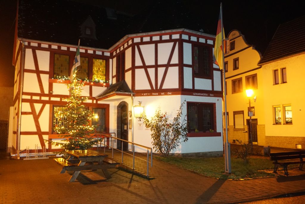 Das Rheinbrohler Rathaus Gertrudenhof zeigt sich in weihnachtlichem Glanz. Foto: Kossmann