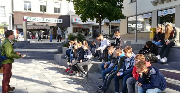 Der Unterricht wurde in die Stadt verlegt. (Foto: Schule)