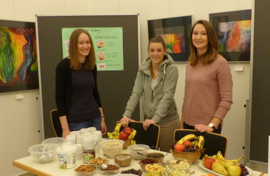 An der Superfood-Station der Beschftigten (von links) Eva Engel, Kathrin Osinski und Maria Wolf konnten Interessierte sich ein gesundes Msli oder Studentenfutter zusammenstellen. (Foto: Kreisverwaltung Altenkirchen)